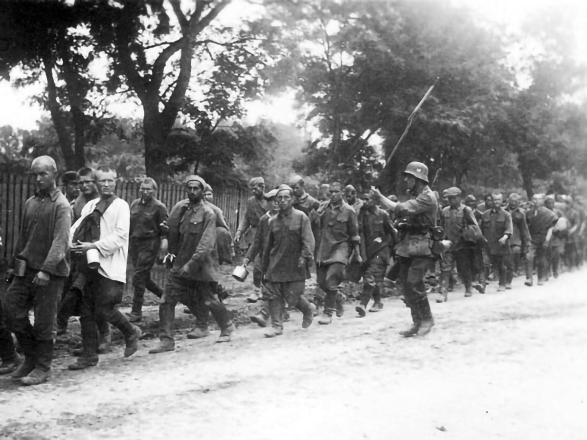 1941-1945. Погибшие советские солдаты в будапеште 1956 года. На расстрел повели. На расстрел повели. Расстрел красноармейцев.