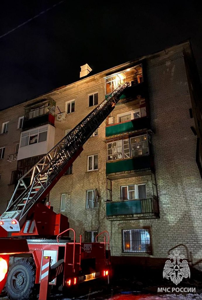 свеча оранжевая. пожар свечка. пожар свечка. огонь от свечи. горение свечи.